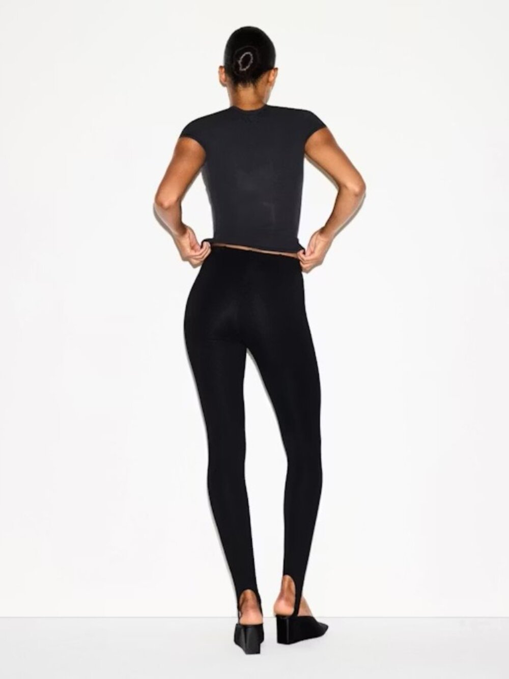 🖤 SKIMS Essential High Waist Stirrup Legging | Obsidian | M | NWT 🏷️